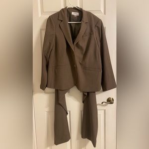 Beautiful Calvin Klein women’s suit